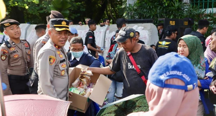 Aksi Humanis, Air Mineral dan Roti Dibagikan Ke Massa Aksi di Monas